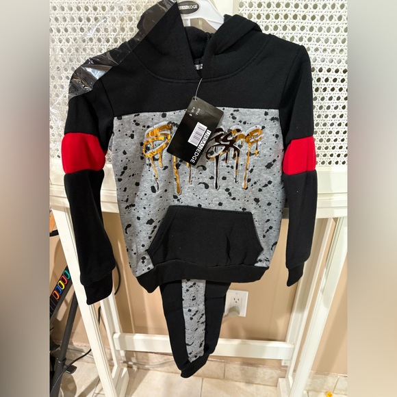 Boys NWT sweatsuit - Picture 1 of 2